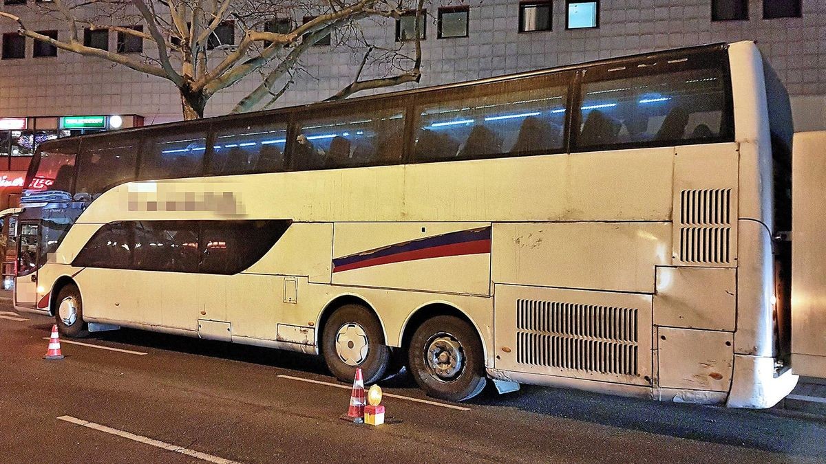 Reisebus mit defekter Lenkung gestoppt Reisebus mit defekter Lenkung gestoppt