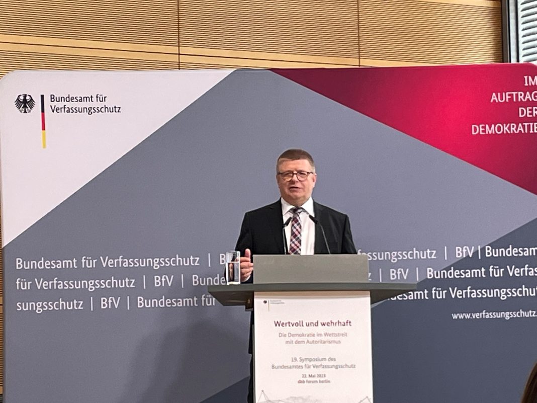 Neuerliche Debatte um BFV-Präsidenten Neuerliche Debatte um BFV-Präsidenten