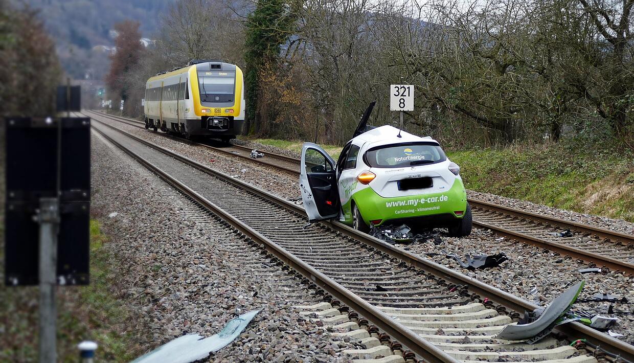 Pkw blieb auf Bahnübergang hängen Pkw blieb auf Bahnübergang hängen