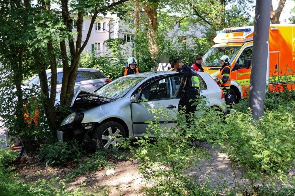 Pkw prallte in NÖ gegen Lkw – 80-Jähriger starb Pkw prallte in NÖ gegen Lkw – 80-Jähriger starb