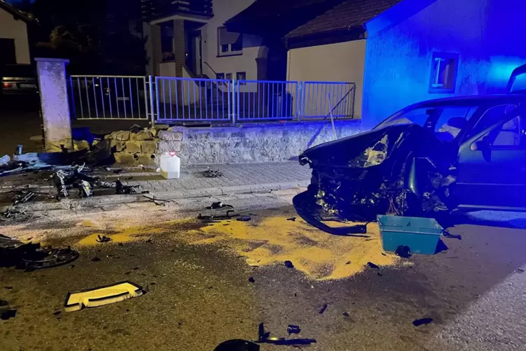 Auto prallte gegen Gartenmauer Auto prallte gegen Gartenmauer